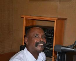 Willard Vancol dans les studios de Ti Boukan FM.
