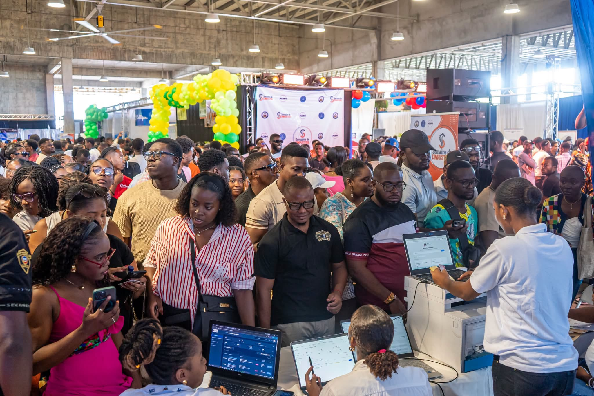 Participants à la foire industrielle