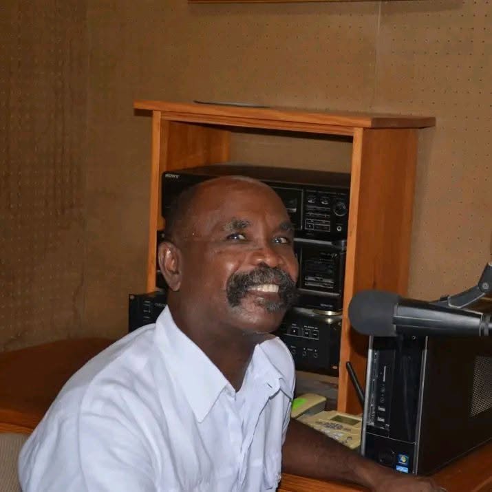 Willard Vancol assis devant un microphone dans les studios de Ti Boukan FM.